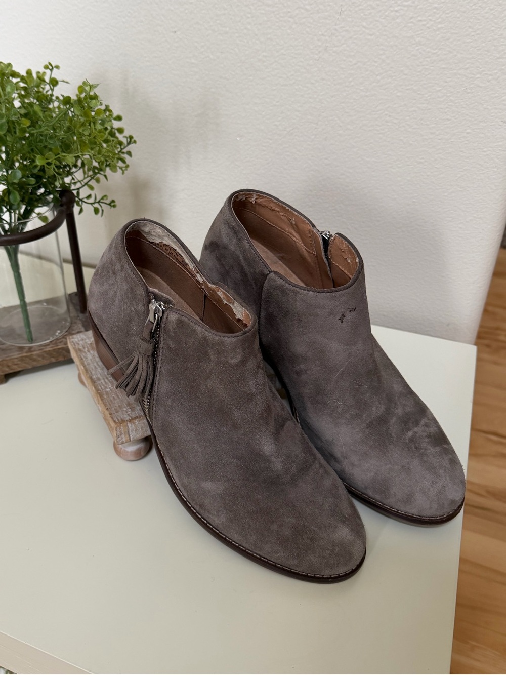 Women’s Vionic Sz. 8.5 Grey Suede Ankle Boots with Side Zip, tassel